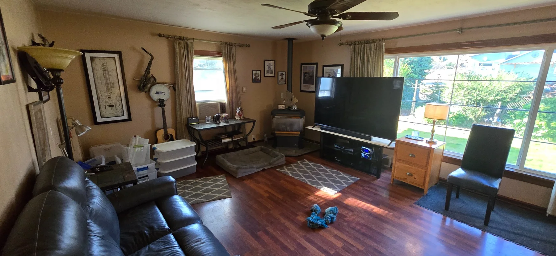 Living room before renovation